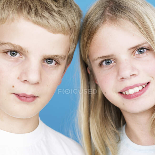 Primer plano de las caras sonrientes de los niños - foto de stock
