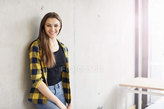 Retrato de una joven estudiante en la universidad de educación superior - foto de stock