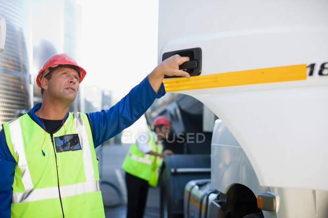 Arbeiter hält Lkw-Tür offen — Stockfoto