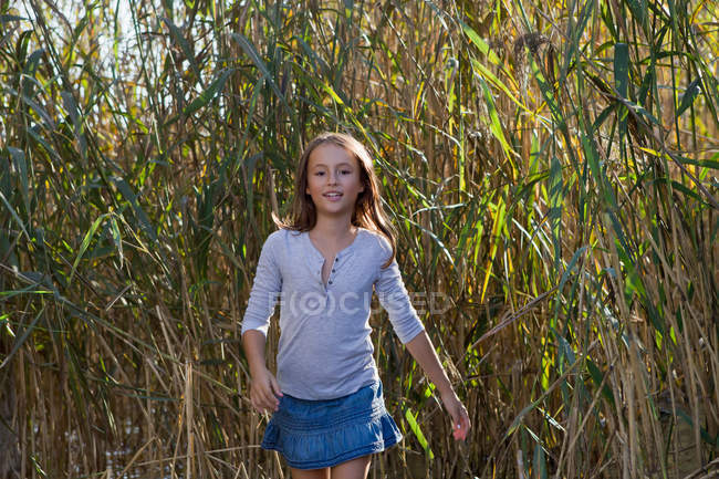 Sorrindo menina andando em wheatfield — Fotografia de Stock