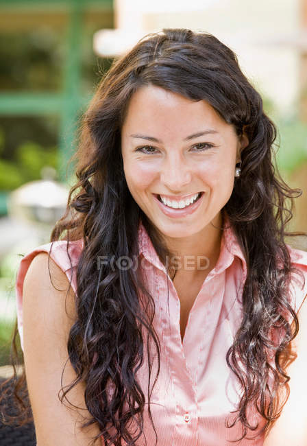 Porträt einer Frau, die im Freien lächelt und in die Kamera blickt — Stockfoto