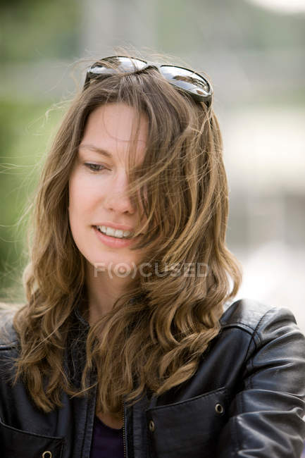 Close up di donna sorridente all'aperto — Foto stock