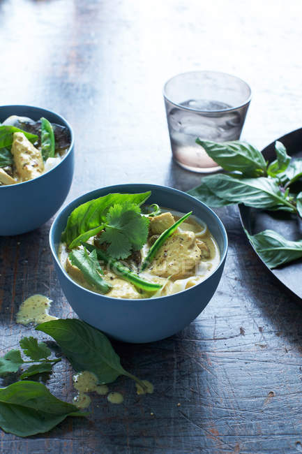 Schüssel Suppe mit Gemüse und Kräutern — Stockfoto