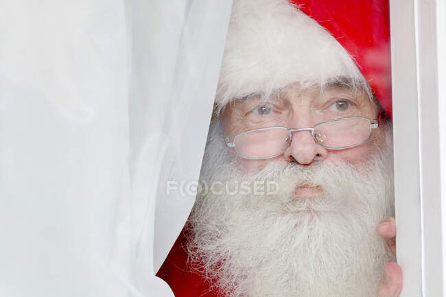 Der Weihnachtsmann schaut aus dem Fenster — Stockfoto