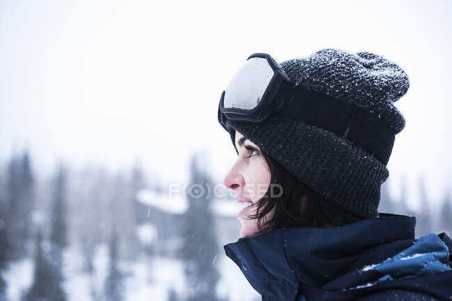 Retrato de jovem mulher vestindo óculos de esqui olhando para a neve, Brighton Ski Resort fora de Salt Lake City, Utah, EUA — Fotografia de Stock