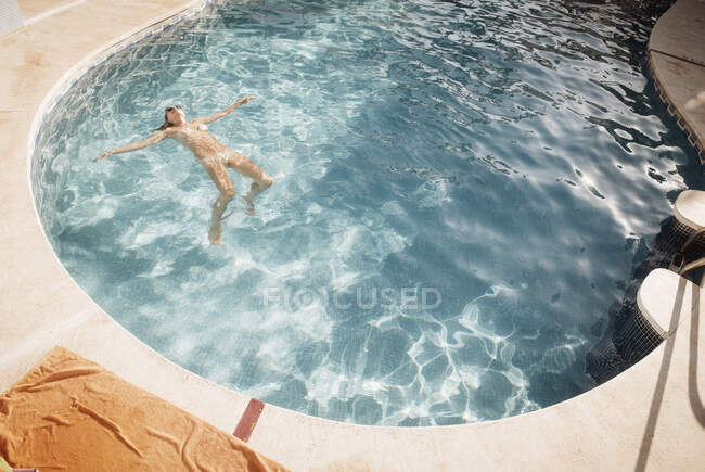 Woman in swimming pool, Torreblanca, Fuengirola, Spain — Stock Photo