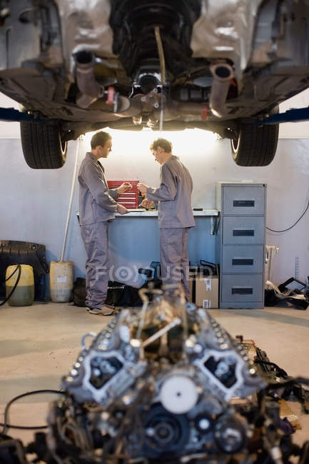 Mechaniker arbeiten in der Garage — Stockfoto