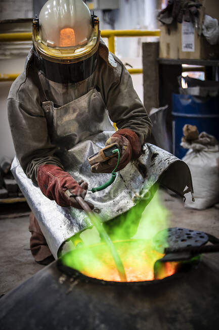 Працівник ливарного виробництва бере температуру печі в бронзовому ливарному виробництві — стокове фото
