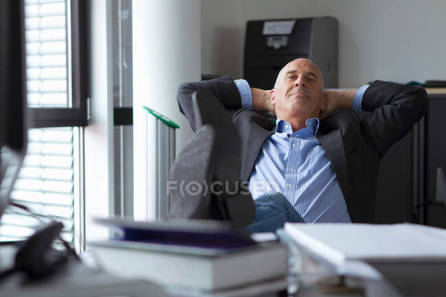 Бізнесмен розслабляючись з ноги на столі — стокове фото