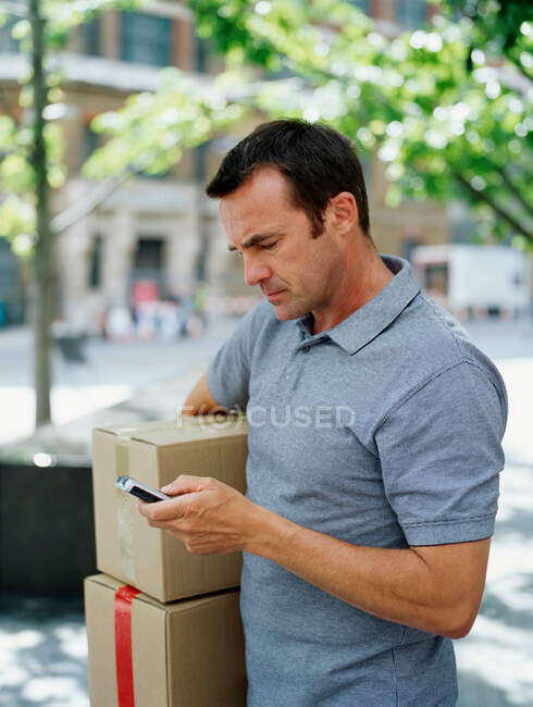 Um mensageiro oferece pacotes — Fotografia de Stock