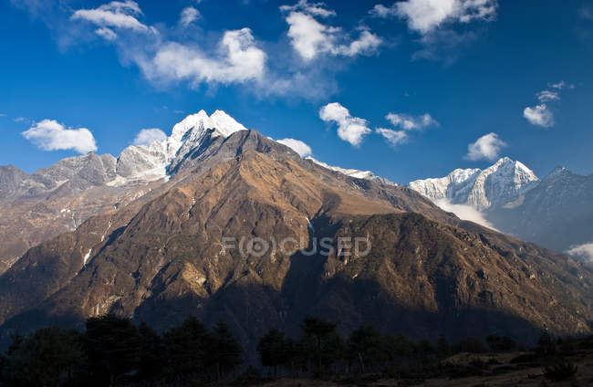 Felsige Berge in der Landschaft — Stockfoto