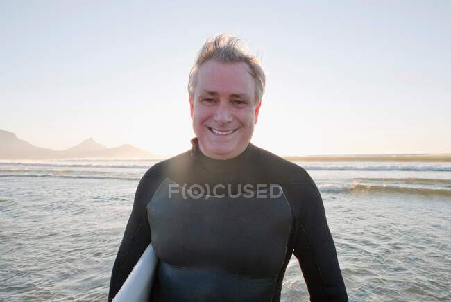 Sonriente surfista en el agua - foto de stock