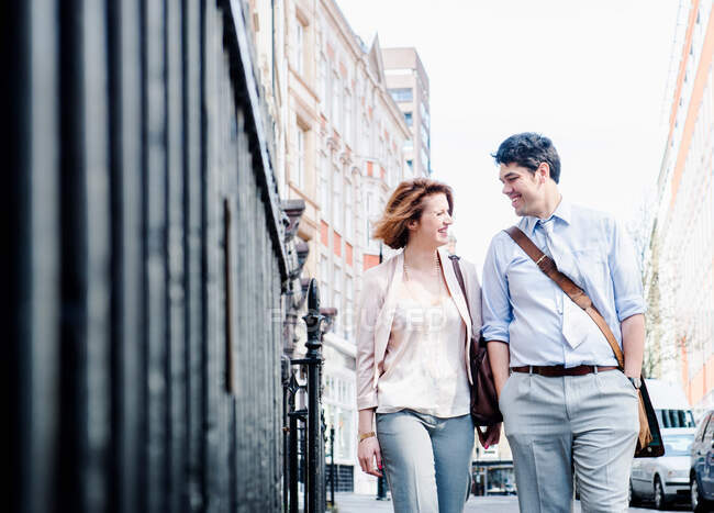 Mann und Frau gehen nach draußen — Stockfoto