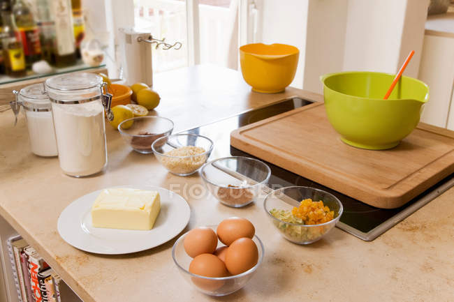 Інгредієнти для випічки на кухонній лічильнику — стокове фото