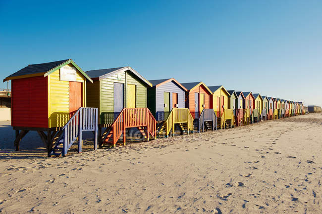 Colorful beach huts on beach — Stock Photo