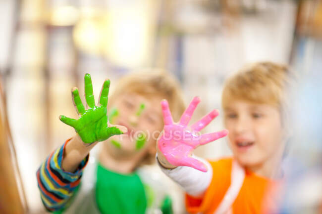 Rapazes com tinta nas mãos — Fotografia de Stock