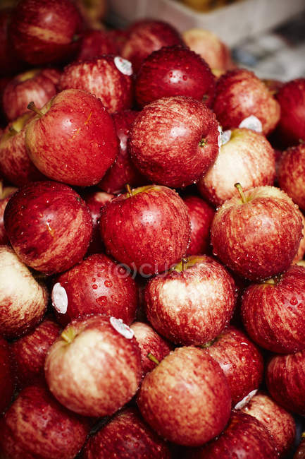 Manzanas rojas para la venta en el mercado - foto de stock
