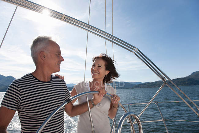 Casal mais velho navegando juntos — Fotografia de Stock