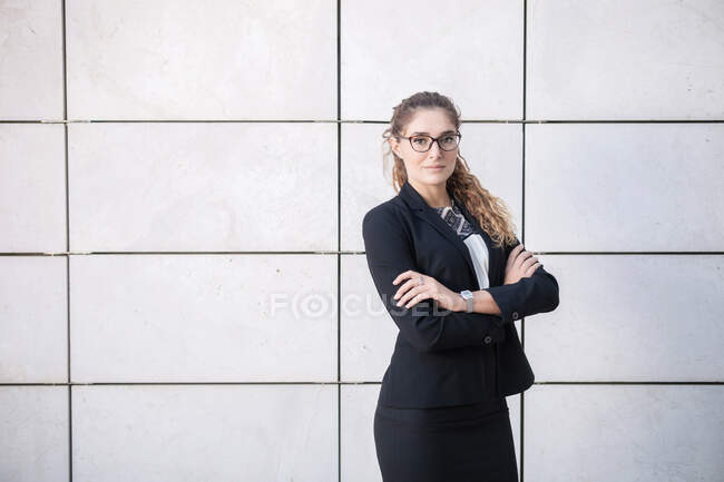 Retrato de joven empresaria, brazos cruzados - foto de stock