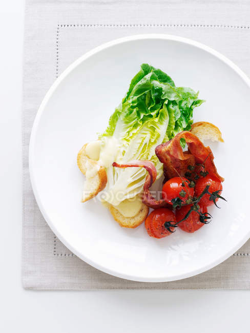 Тарілка салату з бекону та томатний салат — стокове фото