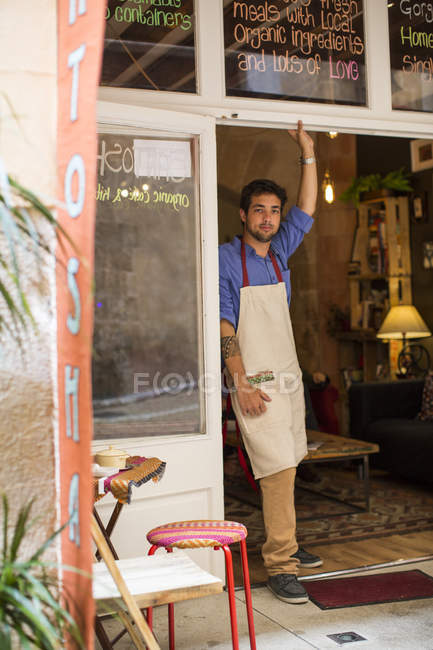 Владелец ресторана, стоящий у входа в кафе, Пальма де Майорка, Испания — стоковое фото