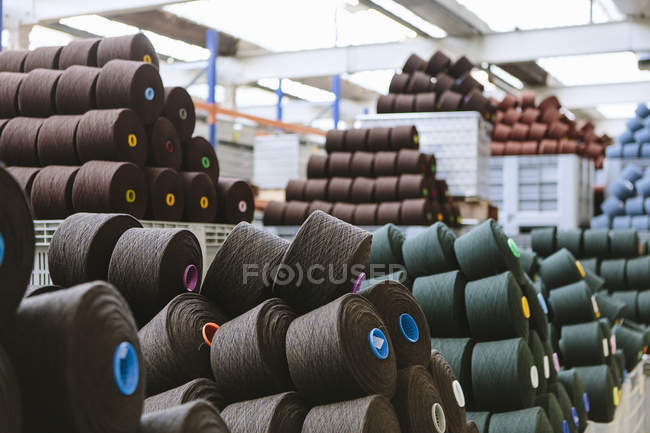 Bobine di lana in magazzino — Foto stock