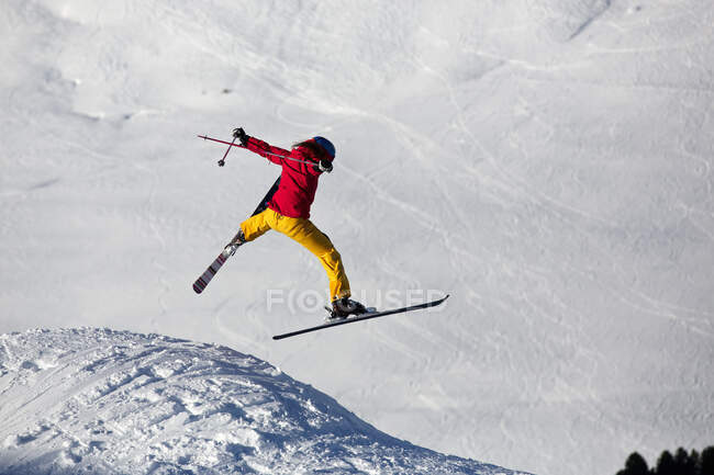 Mujer salto de esquí en Kuhtai, Tirol, Austria - foto de stock