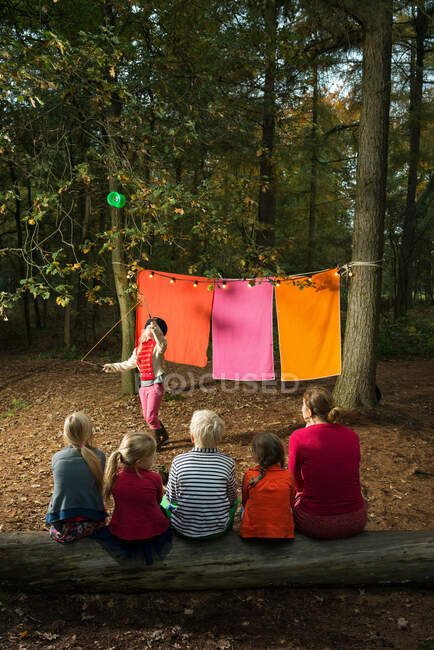 Théâtre pour enfants improvisé dans les bois — Photo de stock