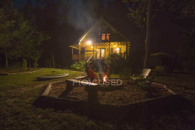 Família por fogueira na casa de férias, McCaysville, Geórgia, EUA — Fotografia de Stock
