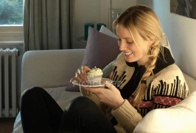 Mulher prestes a comer cupcake — Fotografia de Stock