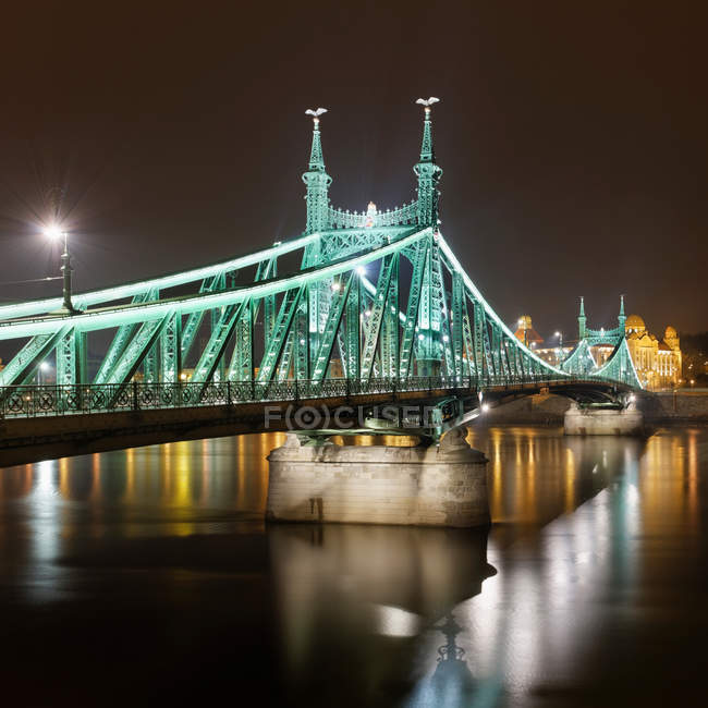 Освещённый мост Свободы ночью — стоковое фото