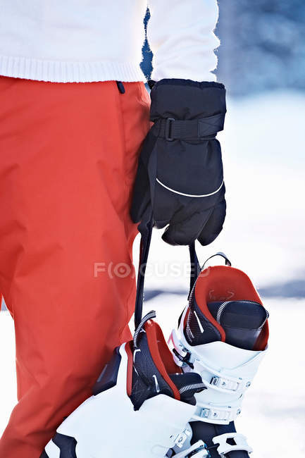 Person trägt Skischuhe im Schnee — Stockfoto