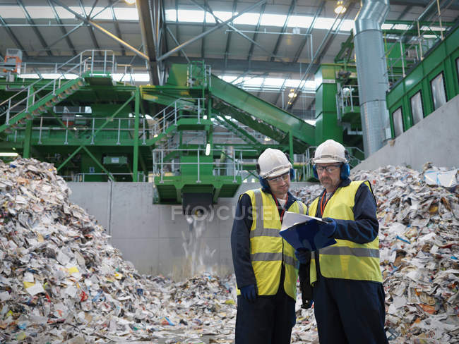 Trabajadores en planta de reciclaje - foto de stock