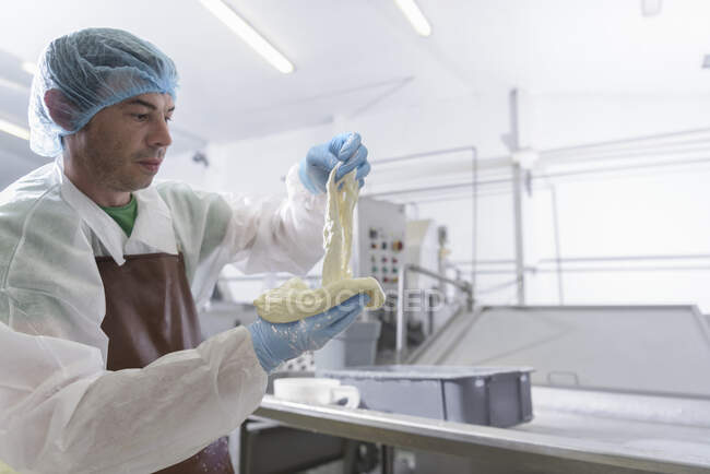 Arbeiter stellen in der Käserei Burrata-Käse aus Mozzarella und Sahne her — Stockfoto