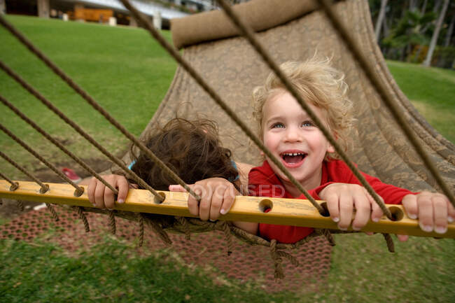 Boy and girl in hammock — Stock Photo