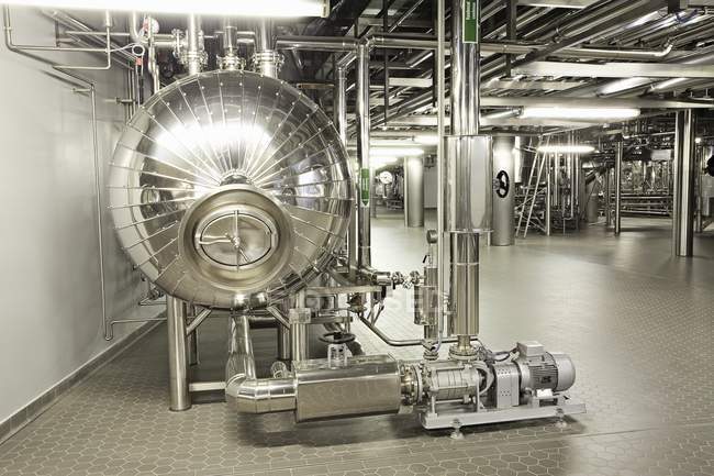 Maquinaria en una cervecería, maquinaria de fabricación - foto de stock