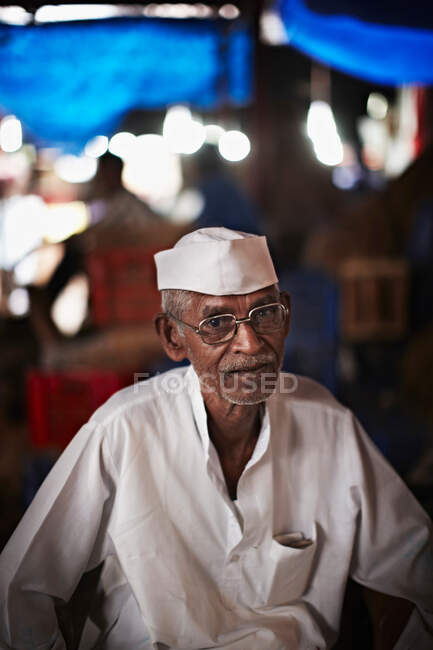 Cozinheiro mais velho usando chapéu de papel ao ar livre — Fotografia de Stock