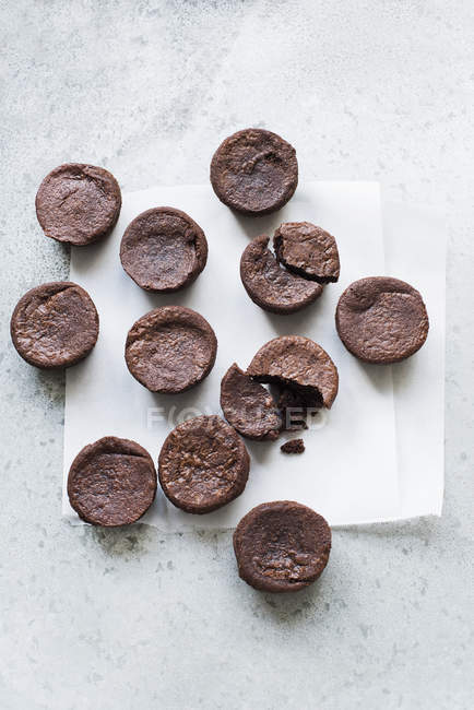 Brownies de chocolate fresco assado em papel de cera — Fotografia de Stock