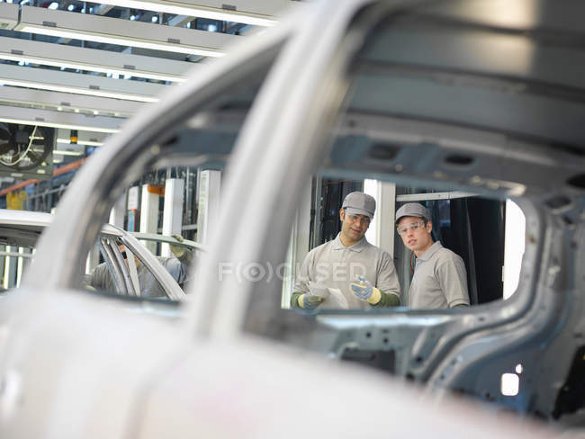 Car Plant Workers Discussing Cars — Stock Photo