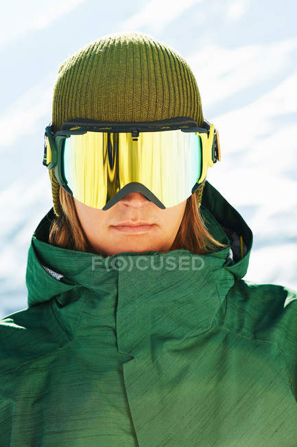 Retrato de um jovem snowboarder masculino na máscara — Fotografia de Stock