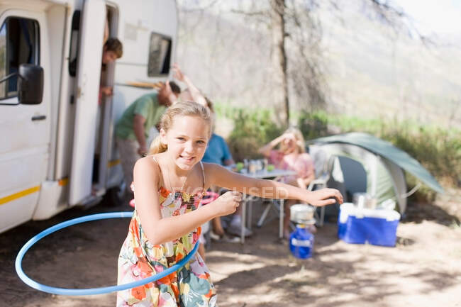 Chica hula hooping en el camping - foto de stock