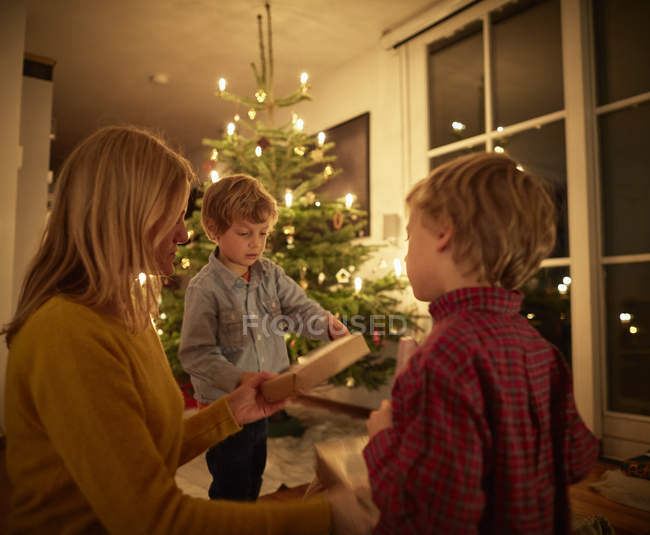 Mutter und Söhne feiern gemeinsam Weihnachten — Stockfoto