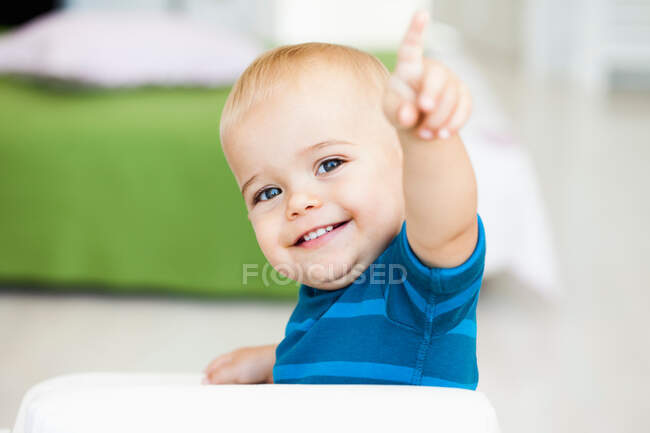 Bebê apontando com o dedo — Fotografia de Stock