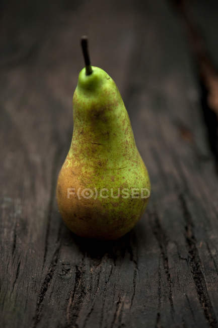 Primo piano colpo di pera su tavolo di legno — Foto stock