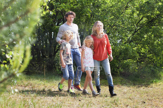 Famiglia che cammina insieme nella foresta — Foto stock