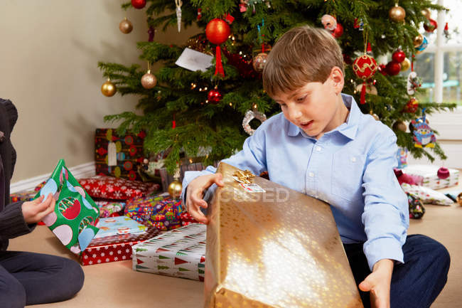 Bambini apertura regali di Natale — Foto stock