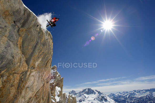 Esquiador no ar na montanha nevada — Fotografia de Stock