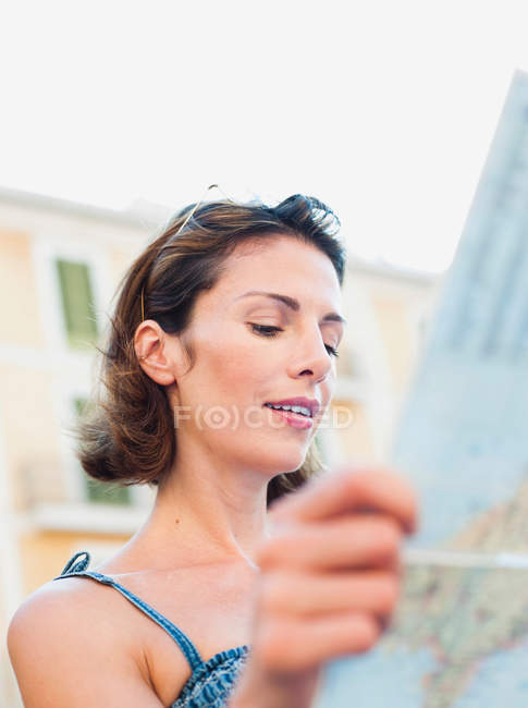 Femme regardant une carte — Photo de stock