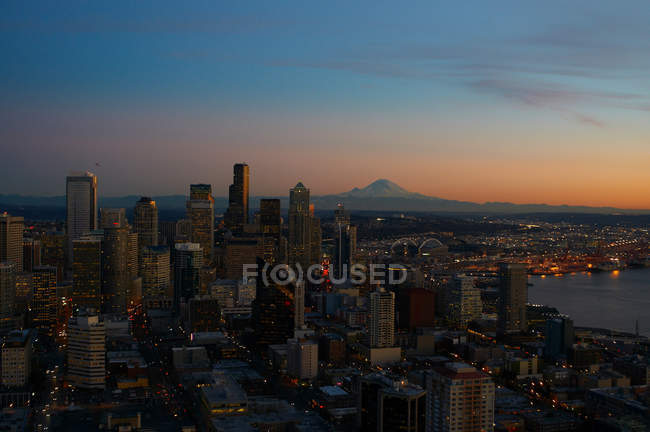 Місто горизонту Сіетлі на заході сонця — стокове фото