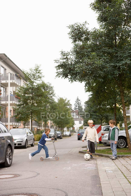 Діти грають на заміській вулиці — стокове фото
